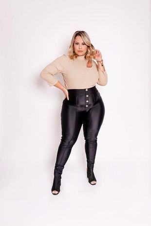 calca-plus-size-prada-com-botoes-ana-maya-curves--4-